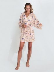 Wiskozowy szlafrok z kwiatowym wzorem i paskiem - różowy. Czerwone szlafroki damskie Sinsay, l, bez wzorów, z wiskozy, bez ramiączek, bez kaptura. Za 59.99 zł.