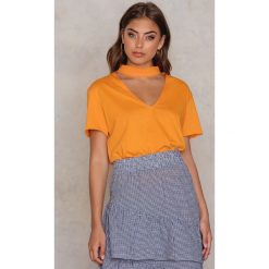NA-KD T-shirt z dekoltem V - Orange. T-shirty damskie marki NA-KD. W wyprzedaży za 18.28 zł.