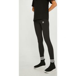 Adidas Originals - Legginsy. Szare legginsy damskie adidas Originals, z bawełny. W wyprzedaży za 119.90 zł.