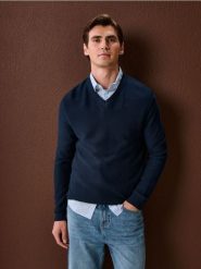 Bawełniany sweter z dekoltem V - granatowy. Niebieskie swetry przez głowę męskie Sinsay, l, bez wzorów, z bawełny, bez kołnierzyka. Za 49.99 zł.