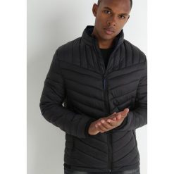Czarna Kurtka Pikowana z Kołnierzem Kogda. Czarne kurtki męskie Born2be, l, bez wzorów, z tkaniny, eleganckie, bez kaptura. Za 389.99 zł.