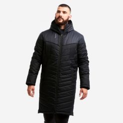 Długa parka do piłki nożnej. Czarne kurtki męskie KIPSTA, l, bez wzorów, sportowe, bez kaptura. Za 349.99 zł.
