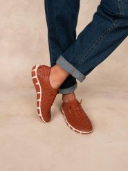 Buty sportowe damskie TBS Jazflor. Czerwone obuwie sportowe damskie TBS, bez wzorów, z materiału, trekkingowe. Za 402.50 zł.