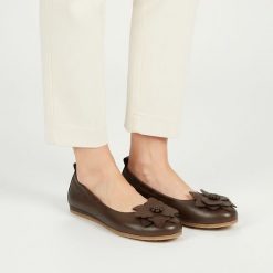 Baleriny damskie Armodo, cholewka ze skóry naturalnej z dekoracyjną aplikacją na przodzie elastyczna konstrukcja ułatwiająca zakładanie oraz płaska p. Brązowe półbuty damskie Armodo, z aplikacjami, ze skóry, bez obcasa, na płaskiej podeszwie, bez zapięcia. Za 329.00 zł.