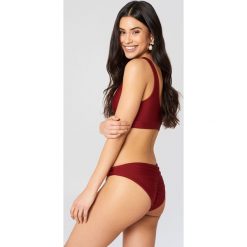 Hannalicious x NA-KD Dół bikini z marszczeniem - Red. Bikini damskie marki Hannalicious x NA-KD. W wyprzedaży za 32.38 zł.