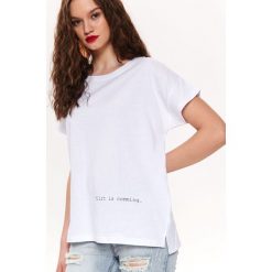 CASUALOWY T-SHIRT Z NAPISEM. T-shirty damskie marki TOP SECRET. Za 39.99 zł.