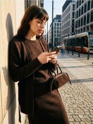 Sweter z domieszką wełny - brązowy. Brązowe swetry damskie Sinsay, l, bez wzorów, z wełny, bez kołnierzyka, bez ramiączek, bez kaptura. Za 45.99 zł.