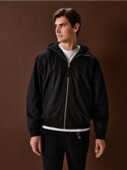 Kurtka bomberka z kapturem - czarny. Czarne kurtki męskie Sinsay, l, bez wzorów, z kapturem. Za 119.99 zł.