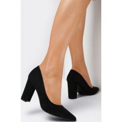 Czarne Czółenka Orephone. Czarne czółenka damskie Born2be, bez wzorów, z zamszu, eleganckie, ze szpiczastym noskiem, bez obcasa, na słupku, bez zapięcia. Za 79.99 zł.