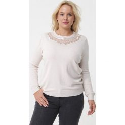 Jasnobeżowy Sweter Frigg. Swetry damskie Born2be, l, z aplikacjami, z dzianiny, bez kołnierzyka, bez ramiączek, długie, bez kaptura. Za 79.99 zł.