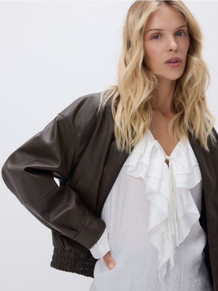 Kurtka bomberka z kołnierzykiem - ciemnobrązowy. Brązowe kurtki damskie Reserved, l, bez wzorów, ze skóry, bez kaptura. W wyprzedaży za 119.99 zł.