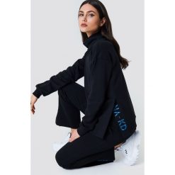 NA-KD Bluza z rozcięciami - Black. Czarne bluzy damskie NA-KD, z haftami. Za 161.95 zł.