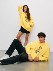 Bluza hoodie z nadrukiem Minions - żółty. Żółte bluzy męskie Sinsay, l, bez wzorów, bez kaptura. Za 79.99 zł.