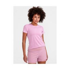 Damska koszulka o wąskim kroju Craft ADV Essence. Czerwone koszulki sportowe damskie Craft, bez wzorów, bez kołnierzyka, bez ramiączek, do biegania. W wyprzedaży za 129.45 zł.