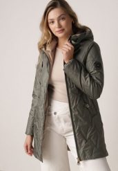 Zielona Pikowana Kurtka Przejściowa Parka z Kapturem o Długim Kroju z Ozdobą Isaline. Zielone kurtki damskie Born2be, l, z aplikacjami, z dresówki, klasyczne, z kapturem. Za 149.99 zł.