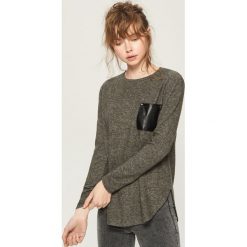 Sweter z kieszenią - Szary. Swetry damskie marki Sinsay. W wyprzedaży za 24.99 zł.