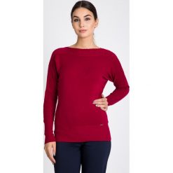 Bordowy sweter z ozdobnym splotem QUIOSQUE. Swetry damskie marki QUIOSQUE. W wyprzedaży za 79.99 zł.