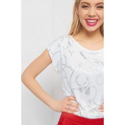 Koszulka z metalicznym wzorem. T-shirty damskie marki Orsay. Za 49.99 zł.