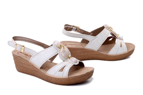 INBLU GM-53 001 biały, sandały damskie. Białe sandały damskie Inblu, bez wzorów, bez obcasa, na koturnie, bez zapięcia. Za 94.99 zł.