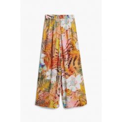 Spodnie damskie Desigual Nasau. Spodnie materiałowe damskie Desigual, xs, bez wzorów, ze skóry. Za 251.90 zł.