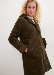Parka sztruksowa na podszewce baranku, fason o linii litery A. Brązowe kurtki damskie bonprix, bez wzorów, ze sztruksu, bez kaptura. Za 289.99 zł.