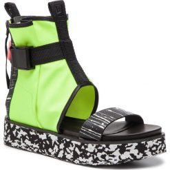 Sandały UNITED NUDE - Tech Bootie 10443598593125 Neon/Cyber Mix. Czarne klapki damskie United Nude, bez wzorów, z materiału, bez obcasa, bez zapięcia. W wyprzedaży za 549.00 zł.