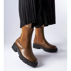 Brązowe wsuwane wysokie sztyblety Marausa. Brązowe botki damskie z dresówki, eleganckie, z okrągłym noskiem, za kostkę, bez obcasa, bez zapięcia. Za 91.24 zł.