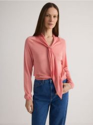 Sweter z dodatkiem lyocellu - brzoskwiniowy. Pomarańczowe swetry damskie Reserved, l, bez wzorów, z lyocellu, bez kołnierzyka, bez ramiączek, bez kaptura. W wyprzedaży za 99.99 zł.