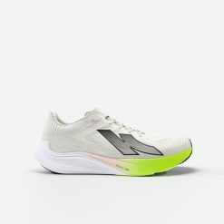 Buty do biegania damskie Kiprun KD900 Light. Białe obuwie sportowe damskie KIPRUN, bez wzorów, z kauczuku, do biegania. Za 449.99 zł.