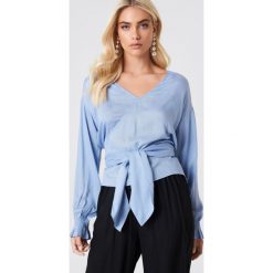 Andrea Hedenstedt x NA-KD Bluzka z wiązaniem w talii - Blue. Bluzki damskie marki Andrea Hedenstedt x NA-KD. Za 100.95 zł.
