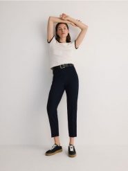 Spodnie z paskiem - granatowy. Niebieskie spodnie materiałowe damskie Reserved, l, bez wzorów, z tkaniny. W wyprzedaży za 79.99 zł.