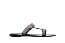 Klapki Sca'viola 933 Black, Czarny, Silikon - 37. Czarne klapki damskie Sca'viola, bez wzorów, z tworzywa sztucznego, eleganckie, bez obcasa. W wyprzedaży za 62.10 zł.