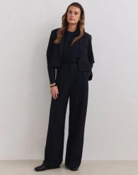 Damskie spodnie luźne, krawieckie Luxe czarne. Czarne spodnie materiałowe damskie Aim'n, s, bez wzorów, z materiału, z podwyższonym stanem. Za 561.00 zł.