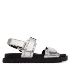 Sandały Guess. Szare sandały damskie Guess, z aplikacjami, bez obcasa, na płaskiej podeszwie, bez zapięcia. Za 499.99 zł.