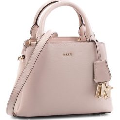 Torebka DKNY - Paige Sm Satchel R82D3465 Iconic BLS. Torebki do ręki damskie marki DKNY. W wyprzedaży za 589.00 zł.