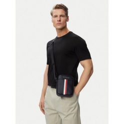 Saszetka Tommy Hilfiger. Czarne saszetki męskie Tommy Hilfiger, młodzieżowe, małe. Za 329.99 zł.