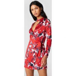 Boohoo Kopertowa sukienka w kwiaty - Multicolor. Sukienki damskie Boohoo, w kwiaty, z kopertowym dekoltem, z długim rękawem. W wyprzedaży za 36.59 zł.