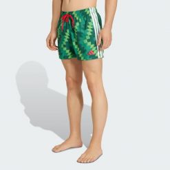 Szorty do pływania z grafiką inspirowaną piłką nożną; długość wewnętrznej strony. Czerwone krótkie spodenki sportowe męskie Adidas, s, bez wzorów, z materiału, do piłki nożnej. Za 226.80 zł.