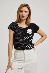 Bluzka ze wzorem kropek i krótkimi rękawami biała. Białe bluzki damskie MOODO, xs, bez wzorów, bez kołnierzyka. W wyprzedaży za 19.99 zł.