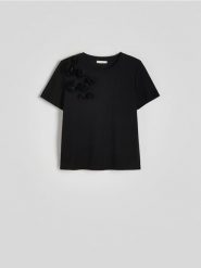 T-shirt z aplikacją - czarny. Czarne t-shirty damskie Reserved, l, z aplikacjami, z bawełny, bez kołnierzyka. W wyprzedaży za 49.99 zł.