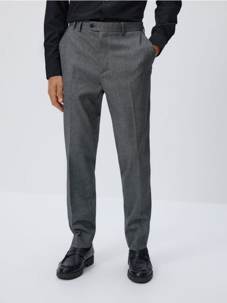 Garniturowe spodnie w kant - czarny. Czarne eleganckie spodnie męskie Reserved, bez wzorów, z tkaniny. Za 169.99 zł.