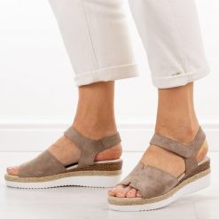 Fango skórzane sandały damskie na koturnie Jezzi 18-32. Brązowe sandały damskie Jezzi, bez wzorów, z jeansu, bez obcasa, na koturnie, bez zapięcia. Za 229.00 zł.