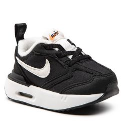 Sneakersy Nike. Czarne półbuty chłopięce Nike, bez wzorów, bez zapięcia. Za 259.99 zł.