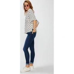 Guess Jeans - Jeansy Sexy Curve. Jeansy damskie marki Guess Jeans. W wyprzedaży za 429.90 zł.