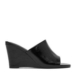 Klapki JENNY. Czarne klapki damskie Jenny, bez wzorów, bez obcasa. Za 119.99 zł.