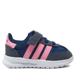 Sneakersy adidas. Niebieskie trampki i tenisówki chłopięce Adidas, bez wzorów, bez zapięcia. Za 129.99 zł.
