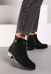 Czarne Płaskie Botki Sztyblety z Imitacji Zamszu z Ozdobnymi Paskami Verissha. Czarne botki damskie Born2be, z jeansu, eleganckie, bez obcasa, na obcasie, bez zapięcia. Za 129.99 zł.
