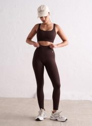 Damskie legginsy bezszwowe, prążkowane, wysoki stan, squat proof brązowe. Brązowe legginsy damskie Aim'n, xs, bez wzorów, z dzianiny, z podwyższonym stanem, na fitness i siłownię. Za 254.00 zł.