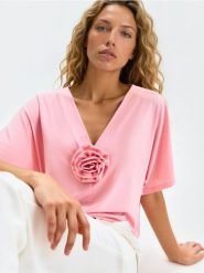 Bluzka z rękawami kimono z różą 3D - różowy. Czerwone bluzki damskie Sinsay, l, bez wzorów, bez kołnierzyka, bez ramiączek. Za 35.99 zł.