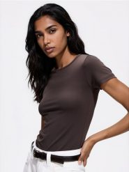 T-shirt slim fit - brązowy. Brązowe t-shirty damskie Reserved, l, bez wzorów, z dzianiny, bez kołnierzyka. Za 45.99 zł.